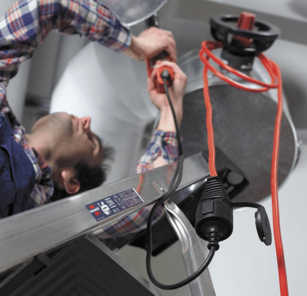 Brennenstuhl Baustellen-Verlängerungskabel (10m Kabel, für den Einsatz im Außenbereich IP44) rot