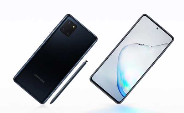 Das Samsung Galaxy Note10 Lite ist eine günstigere Version von Samsungs Flaggschiff-Smartphones. Das merkt man dem eher einfachen Kunststoffgehäuse an, dem SoC, das nur auf Mittelklasseniveau ist, dem einfacheren Monolautsprecher, dem weniger hellen Bildschirm und der geringeren Anzahl an LTE-Frequenzen. Aber: Das Samsung Galaxy Note10 Lite muss man nicht unbedingt nur als abgespeckte Version betrachten. Je nach Bedürfnissen der Nutzer kann das Note10 Lite sogar einige Vorteile bieten, die längere Akkulaufzeit ist hier wohl der Vorteil, der für die meisten Nutzer relevant ist. Wer auf analoges Audio steht, der bekommt einen 3,5mm-Anschluss, wer gerne seinen Speicher erweitern möchte, der kann dies per microSD tun. Beides geht beim Galaxy Note10 nicht.