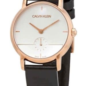 Info zu diesem Artikel schwarzes Armband aus Leder mit Dornschließe roségoldenes Edelstahlgehäuse mit einem Durchmesser von 32mm silbernes Ziffernblatt, roségoldene Zeiger, Calvin Klein-Logo Die Uhr hat eine Wasserdichtigkeit von 3 bar (Die Uhr hält Wasserspritzer aus) Uhrwerk: Quarz