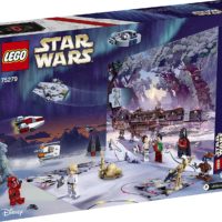 Hinter jedem Türchen des LEGO Star Wars Adventskalenders (75279) befinden sich Baumodelle von Charakteren, Fahrzeugen und Schauplätzen, die beim Bauen die Vorfreude auf Weihnachten steigern. Es gibt sogar einen Code zum Freischalten von Inhalten im Spiel, LEGO Star Wars: Die Skywalker Saga Enthält 6 LEGO Minifiguren und 6 LEGO Figuren, zum Beispiel Poe Dameron und Darth Vader mit Weihnachtspullovern und ein Tauntaun mit roter Nase sowie eine ausklappbare Spielplatte mit dem Bild eines Millennium Falcon für Rollenspiele Darüber hinaus gibt es 12 Mini-Baumodelle wie den Millennium Falcon, einen A-Wing, einen TIE Fighter, einen X-Wing, ein Droiden-Kontrollschiff, Anakins Podracer und Darth Vaders Festung, um die Fantasie der Kinder in der Vorweihnachtszeit zu wecken Dieses 311-teilige Adventskalender-Bauset ist ein tolles Geschenk in der Vorweihnachtszeit für Kinder ab 7 Jahren. Die Figuren und Baumodelle können auch mit anderen LEGO Star Wars Sets kombiniert werden, um noch mehr kreativen Spielspaß zu bieten Wenn nicht gerade feierlich ein Türchen geöffnet wird oder spannende Spielabenteuer stattfinden, bereichert der LEGO Star Wars Adventskalender 2020 als spektakuläres Schaustück und attraktive Weihnachtsdeko jedes Zimmer