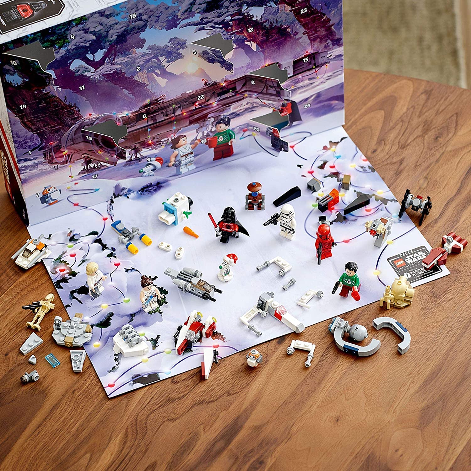 Hinter jedem Türchen des LEGO Star Wars Adventskalenders (75279) befinden sich Baumodelle von Charakteren, Fahrzeugen und Schauplätzen, die beim Bauen die Vorfreude auf Weihnachten steigern. Es gibt sogar einen Code zum Freischalten von Inhalten im Spiel, LEGO Star Wars: Die Skywalker Saga Enthält 6 LEGO Minifiguren und 6 LEGO Figuren, zum Beispiel Poe Dameron und Darth Vader mit Weihnachtspullovern und ein Tauntaun mit roter Nase sowie eine ausklappbare Spielplatte mit dem Bild eines Millennium Falcon für Rollenspiele Darüber hinaus gibt es 12 Mini-Baumodelle wie den Millennium Falcon, einen A-Wing, einen TIE Fighter, einen X-Wing, ein Droiden-Kontrollschiff, Anakins Podracer und Darth Vaders Festung, um die Fantasie der Kinder in der Vorweihnachtszeit zu wecken Dieses 311-teilige Adventskalender-Bauset ist ein tolles Geschenk in der Vorweihnachtszeit für Kinder ab 7 Jahren. Die Figuren und Baumodelle können auch mit anderen LEGO Star Wars Sets kombiniert werden, um noch mehr kreativen Spielspaß zu bieten Wenn nicht gerade feierlich ein Türchen geöffnet wird oder spannende Spielabenteuer stattfinden, bereichert der LEGO Star Wars Adventskalender 2020 als spektakuläres Schaustück und attraktive Weihnachtsdeko jedes Zimmer