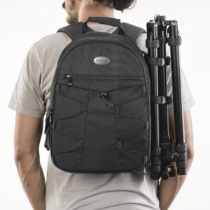 Ideal für längere Foto Touren, Rucksack passend für DSLR Spiegelreflexkamera oder Systemkamera mit Objektiv, vier zusätzliche Objektive, Systemblitz, Foto Equipment, Stativ, Netzfächer innen sorgen für Ordnung Flexibel einteilbarer Innenraum, seitliche Stativhalterung und Tasche seitlich, Platz für Smartphone, Ladekabel, Datenkabel, Zubehör, komfortabel verstellbarer Hüftgurt, Schultergurt, bequem zu tragen Innenmaße: ca. 35x26x11 cm, Außenmaße (HxBxT) ca. 39x28x20 cm, Gewicht ca. 0,9kg, Außentasche mit Platz für Notebook Laptop max. 13“ Kameratasche für Sony Alpha, Canon EOS, Olympus, Panasonic, Pentax, Fujifilm Kameras, Kamera mit angesetzem Objektiv bis 80-200mm f/2,8) Lieferumfang: 1x Mantona Azurit Fotorucksack, Stativhalterung, gepolsterte Trennstege, Gummizug, Reißverschlusstaschen