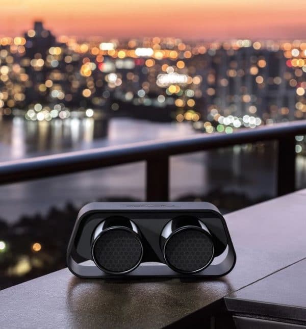 Portabler High-End Bluetooth Speaker aus der original Endrohrblende des 911 GT3. Verwendung hochwertiger Materialien wie Aluminiumgehäuse. Bluetooth 4.0 und apt-X Technologie für kabellose Musikübertragung von Smartphones, Tablets und PCs in CD-Qualität. 60 Watt Systemleistung. True Wireless Modus (Die True Wireless Funktion bietet die Möglichkeit, Ihren 911 Speaker kabellos mit einem weiteren 911 Speaker als zweite Schallquelle im gleichen Raum zu verbinden), einfachste Verbindung mit Endgerät mittels NFC Technologie. Mit der integrierten Lithium Ionen Batterie können Sie Musik für bis zu 24 Stunden mobil und unabhängig von einer Steckdose wiedergeben. Die Wiedergabedauer richtet sich dabei hauptsächlich nach der Umgebungstemperatur, der abgespielten Musik und der eingestellten Lautstärke. SYSTEMLEISTUNG 60 Watt Maximalaler Schalldruck: 95 dB SPL Akkulaufzeit bis zu 24 Std BLUETOOTH Bluetooth® Standard 4.0 [A2DP] Unterstützt CSR aptX® Dekodierung Reichweite bis 10 m Frequenzbereich 2.400-2.483,5 [2,4 GHz ISM Band] Max. Sendelesitung mW [+10 dBm] GEWICHT ca. 3,3 kg ANSCHLÜSSE AUX-IN DC IN [12 V 1,5 A] Mini-USB-IN [Service-Buchse]