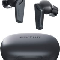 [Hybrid Aktive Noise Cancellation] EarFun Air Pro verfügt über eine hybride aktive Lärmunterdrückung mit der innovativen QuietSmart-Technologie von EarFun. Dank dieser Technologie werden Umgebungsgeräusche bis zu 38 dB aus Ihrer Umgebung reduziert, sodass Sie sich auch im Stadtverkehr, im geschäftigen Büro oder in der Flugzeugkabine auf Ihre Musikwelt konzentrieren können.