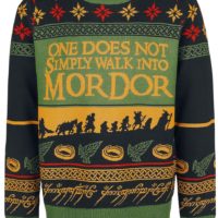 Herr der Ringe - Strickpullover - Walk Into Mordor - Strickpullover mit Allovermuster - Passform: normal geschnitten - Ärmellänge: Langarm - Halsausschnitt: Rundhals - Länge: normale Länge - farblich abgesetzter Saum, Rippbündchen - farblich abgesetzte Kante am Halsausschnitt Aus der Kult-Trilogie „Der Herr der Ringe“ wird dir jetzt das Sweatshirt „Walk Into Mordor“ in verschiedenen Farben präsentiert. Der Stickpullover ist mit einem Allovermuster aus verschiedenen Herr der Ringe Motiven und Schriftzügen gearbeitet. Der farblich abgesetzte Saum, Rippbündchen und die Kante am Halsausschnitt sind besondere Hingucker und praktische Details.