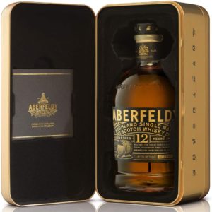 Aberfeldy liegt in einem üppigen Tal am Fuße des schottischen Hochlands und ist eine Bastion der traditionellen Whiskyherstellung in einer Region, in der nur noch wenige Brennereien übrig sind. Die schon lang bestehende, einsam gelegene Produktionsstätte für Malt Whisky wurde auf einem für Goldablagerungen bekannten Boden errichtet. Seit dem 19. Jahrhundert wurden Reisende willkommen geheißen, von ihrem Schatz zu kosten.