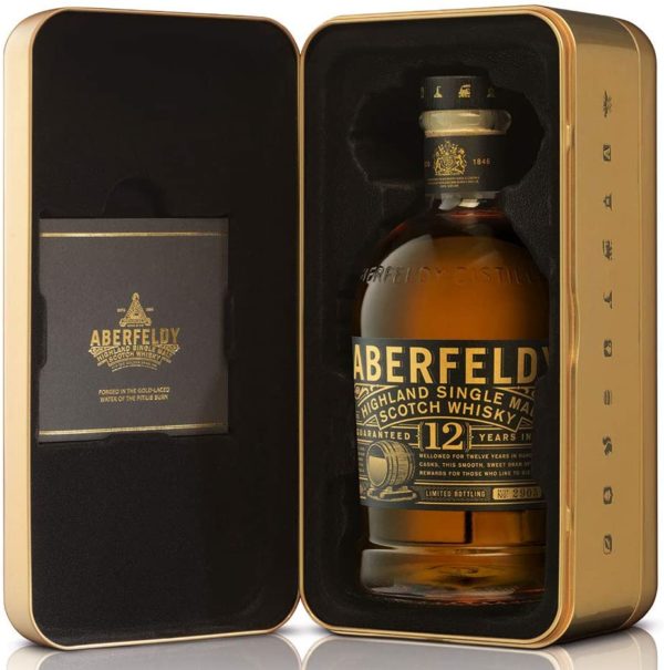 Aberfeldy liegt in einem üppigen Tal am Fuße des schottischen Hochlands und ist eine Bastion der traditionellen Whiskyherstellung in einer Region, in der nur noch wenige Brennereien übrig sind. Die schon lang bestehende, einsam gelegene Produktionsstätte für Malt Whisky wurde auf einem für Goldablagerungen bekannten Boden errichtet. Seit dem 19. Jahrhundert wurden Reisende willkommen geheißen, von ihrem Schatz zu kosten.