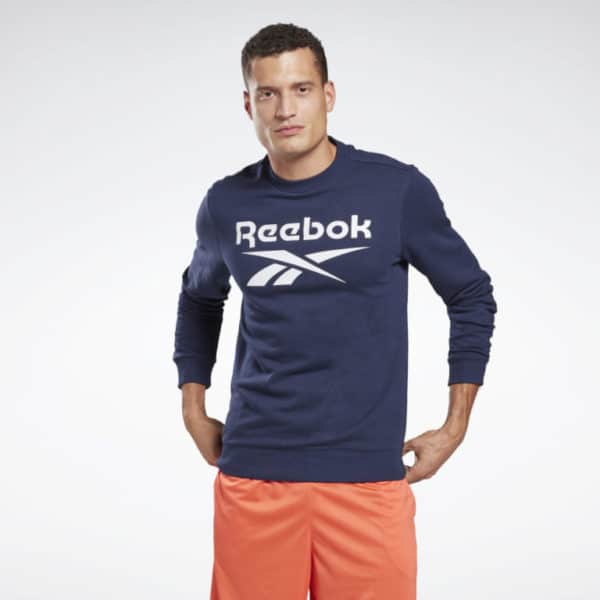 Rocke Reebok Style, auch wenn du gerade nicht im Fitnessstudio bist. Dieses Rundhals-Sweatshirt für Männer mit extragroßem Logo und Vektor auf der Brust ist ein Klassiker mit modernem Look. Das weiche French-Terry-Material sorgt den ganzen Tag für hohen Tragekomfort.