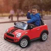 Das Rollplay Mini Cooper Roadster-Aufsitzfahrzeug bietet stilechten Fahrspaß! Im Lieferumfang enthalten sind eine wiederaufladbare 6-Volt-Batterie und ein Ladegerät. Das Coupé verfügt über funktionierende LED-Scheinwerfer und realistische Soundeffekte. Die kleinen Fahrer werden den authentischen Look des Mini Cooper Roadster lieben. Durch die transparente Premium-Windschutzscheibe haben sie immer die beste Aussicht bei ihren Fahrten im Haus oder Garten. Eine Fernbedienung für die Eltern sorgt für zusätzliche Sicherheit.