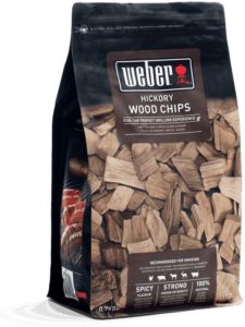 original Weber Räucherchips für feines Grillaroma in sieben Geschmacksrichtungen: Pecannussholz, Apfelholz, Kirschholz, Hickory, Mesquite, Buche und Whiskey.