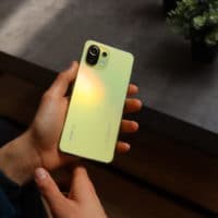 Xiaomi Mi 11 Lite 5G in Hand Rueckseite 1536x1024 1