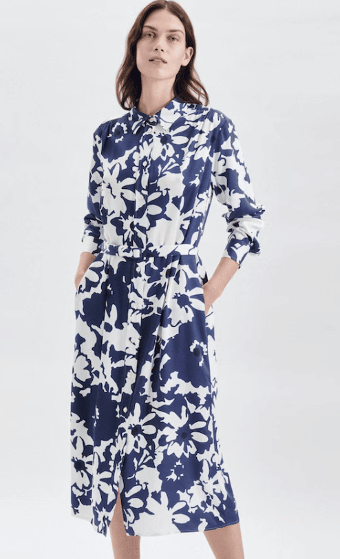 Satin Maxi Kleid mit blauem Muster von vorn