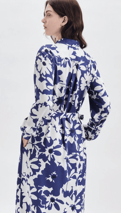 Satin Maxi Kleid mit blauem Muster von hinten