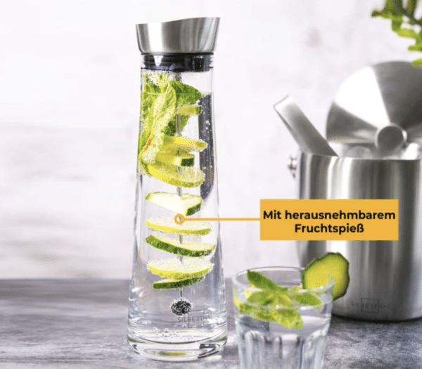 Wasserkaraffe_mit_Spiess_fuer_Obst_oder_Gemuese_-_1_Liter