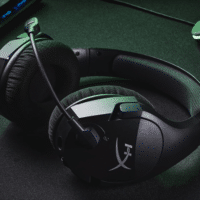 HyperX Cloud Stinger Core – Kabelloses Gaming Headset in schwarz auf einem Tisch liegend