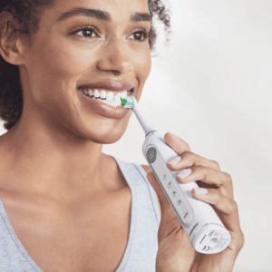 Derzeit gibt es bei Lidl die Nevadent Akku Zahnbürste zum Preis von 14,94 € inklusive Versand. Im Vergleich zum regulären Preis von 24,94 € ist das eine Ersparnis von 10 €. 5 Gründe, warum sich der Kauf der Nevadent Akku Zahnbürste lohnt: 4 Putzprogramme: Normal, Sensitiv, Aufhellen und Tiefenreinigung Zahnseideaufsatz und Monobüschelbürste für die effektive Reinigung von Zahnzwischenräumen Schalltechnologie: Gründliche Plaque-Entfernung durch hochfrequente Vibrationen Clever-Start-Funktion: Langsame Eingewöhnung an die Zahnbürste Handgerät mit Antirutschgriff und Ladekontrollanzeige Die Nevadent Akku Zahnbürste ist ideal für alle, die Wert auf eine gründliche Zahn- und Zahnfleischreinigung legen. Mit den verschiedenen Putzprogrammen und dem Zahnseideaufsatz ist sie sehr vielseitig und hilft, die Zähne und das Zahnfleisch gesund