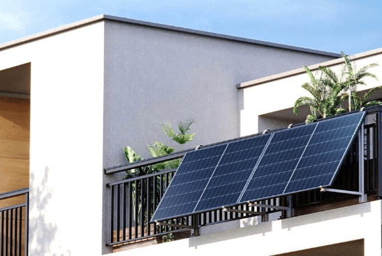 Balkon mit Solarpaneelen zur Stromgewinnung