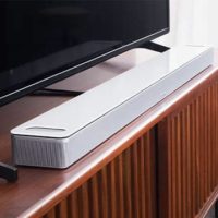 Bose 900 Soundbar in Weiß auf Sideboard