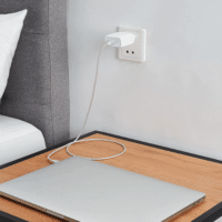Amazon_Basics__USB-C-Wandladegeraet_mit_1_Port_65_W_GaN_fuer_Laptops_Tablets_und_Handys_mit_Stromversorgung_Weiss_nicht_PPS_561_x_287_x_5_cm