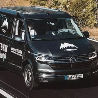 Camper von Freeway Camper auf der Straße