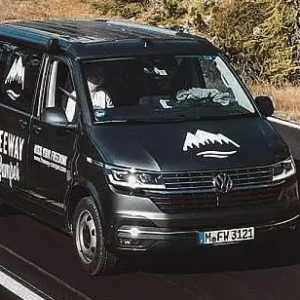 Camper von Freeway Camper auf der Straße