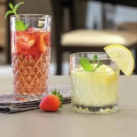 Cocktail in hübschen Gläsern von LEONARDO