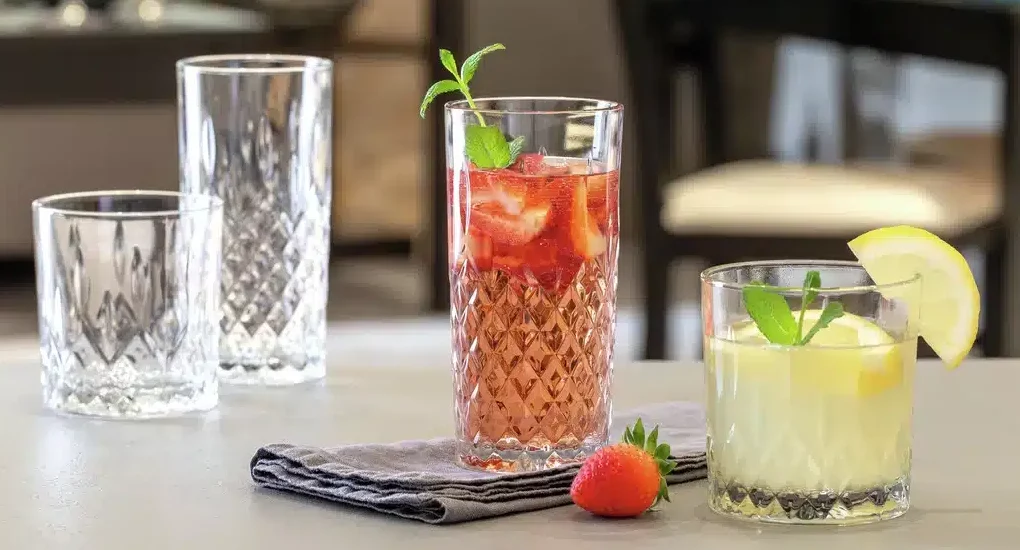 Cocktail in hübschen Gläsern von LEONARDO
