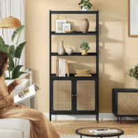 VASAGLE Bücherregal mit Türen in Rattan-Optik in einem Wohnzimmer