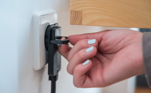 Brennenstuhl_Qualitaets-Kunststoff-Verlaengerungskabel_mit_Flachstecker_Verlaengerungskabel_flach_fuer_innen_mit_2m_Kabel_schwarz1
