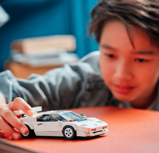 LEGO_Speed_Champions_Lamborghini_Countach_Bausatz_fuer_Modellauto_Auto-Spielzeug_mit_Cockpit_fuer_2_Figuren_Rennauto_als_Geschenk_fuer_Kinder_Jungen_und_Maedchen_ab_8_Jahre_76908