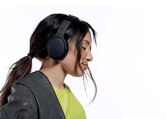 eine Frau trägt die Skullcandy Crusher Kopfhörer