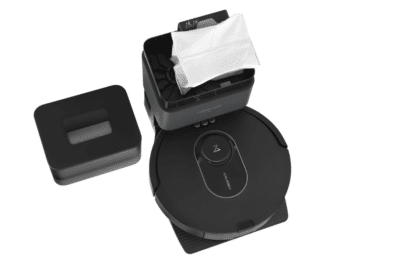 Ansicht von oben auf den ROBOROCK Q5 Max+ Saugroboter mit Absaugstation und Staubbeutel