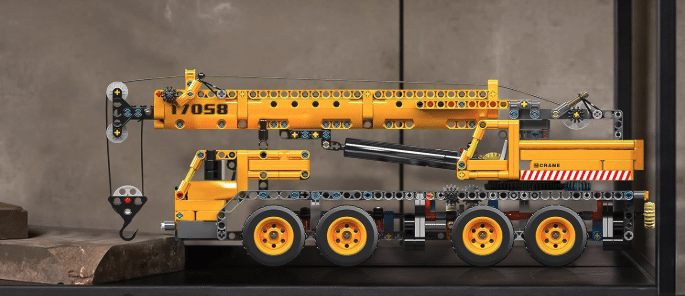 Mould King Technik Kran-LKW Bauset, gelber Schwerlastkran von der Seite