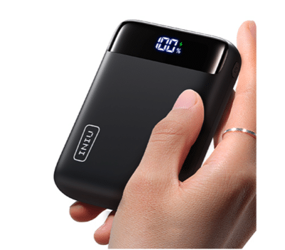 INIU Power Bank in der Minigröße in einer Hand gehalten