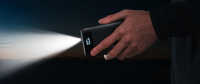 INIU Mini-Power Bank mit leuchtender Notfalltaschenlampenlicht liegt in einer Hand
