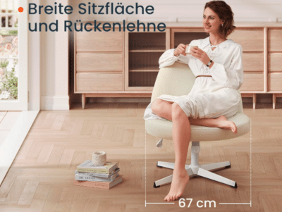 Frau in weiß gekleidet sitzt mit einer Tasse auf dem SONGMICS HOME Schneidersitz Stuhl in cremeweiss