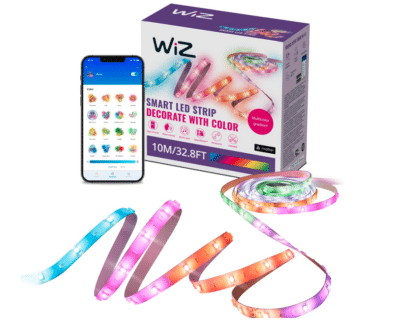 WiZ RGBIC LED Lightstrip mit 10 m Länge, neben Verpackung und einem Smartphone