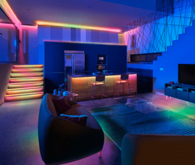Ein Wohnzimmer mit verschiedensten Anwendungsbeispielen für den WiZ RGBIC LED Lightstrip
