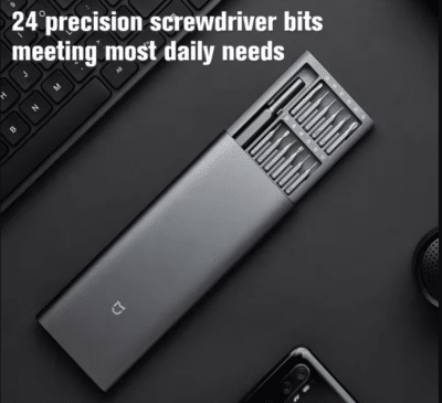 XIAOMI MIJIA Finishing-Schraubendreher-Set auf einem schwarzen Tisch neben einer Tastatur und einem Smartphone