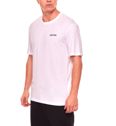 Halbseitenansicht eines Mannes mit HECHTER STUDIO Rundhals-Shirt in weiß