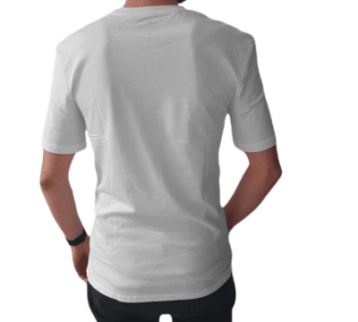 Rückenansicht von einem Mann, der das HECHTER STUDIO Rundhals-Shirt in weiß trägt