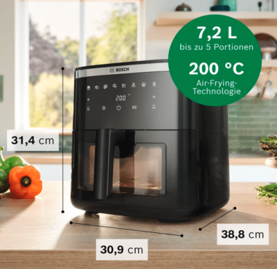 Bosch Heißluftfritteuse Serie 6 AirFryer in Schwarz MAF671B0 steht auf einer Küchenzeile und seine Größe ist eindeutig gekennzeichnet
