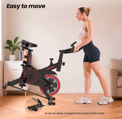 Formill QK101 Smarter Heimtrainer wird von einer Frau durch ein Zimmer gerollt