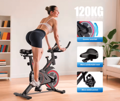 Eine Frau trainiert in einem Zimmer auf dem Formill QK101 Smarter Heimtrainer