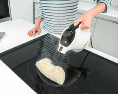 Kärcher Dampfreiniger SC 1 putzt in der Küche die Herdplatte