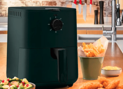 Tefal Easy Fry Essential 35 L Heissluft Fritteuse Kueche Die Tefal Easy Fry Essential 3,5 L Heißluft-Fritteuse steht auf einer Küchentheke neben verschiedenem Essen