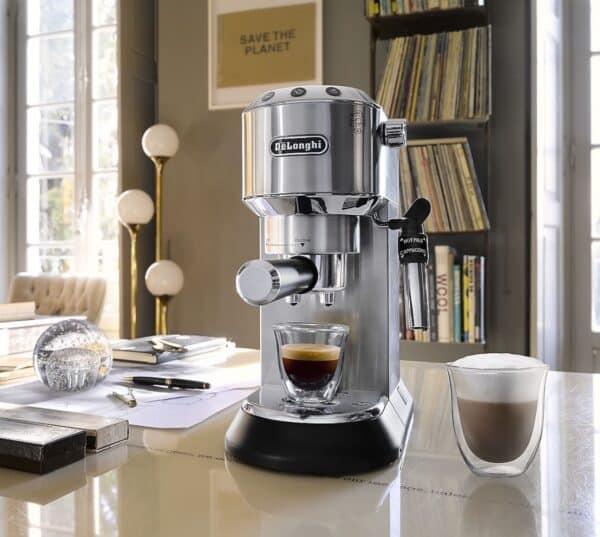 DELONGHI Dedica Style EC685.M  Professionelle Milchaufschaeumung und schmales Design Siebtraeger Espressomaschine Silber Matt E 2026 03 09 14 28 39