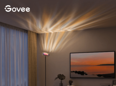 GOVEE Uplighter Stehlampe RGBWW steht in der Ecke eines Wohnzimmers und leuchtet