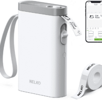 Nelko Etikettendrucker Bluetooth P21 neben der passenden Rolle Druckertape und der Handy-App
