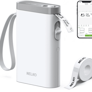 Nelko Etikettendrucker Bluetooth P21 neben der passenden Rolle Druckertape und der Handy-App